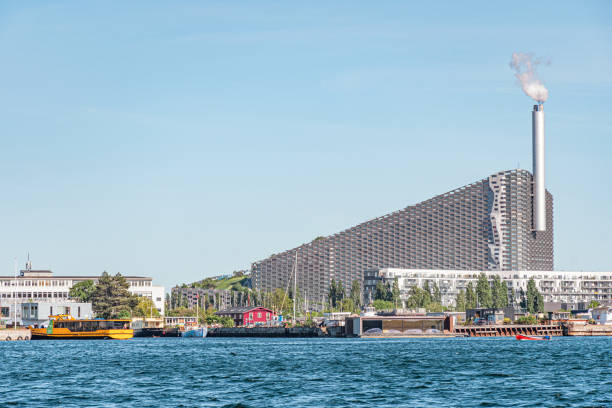 amager bakke, slope o copenhill, planta de incineración, planta de conversión de residuos de calor y energía e instalación recreativa en el distrito de amager, copenhague, dinamarca - amager fotografías e imágenes de stock