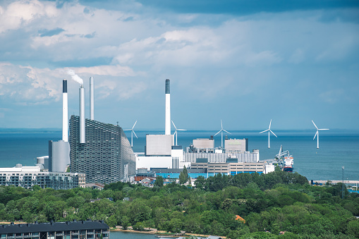 Vista areal de Amager Bakke, Slope o Copenhill, planta de incineración, planta de conversión de residuos en energía de calor y energía y energía de turbinas eólicas marinas photo