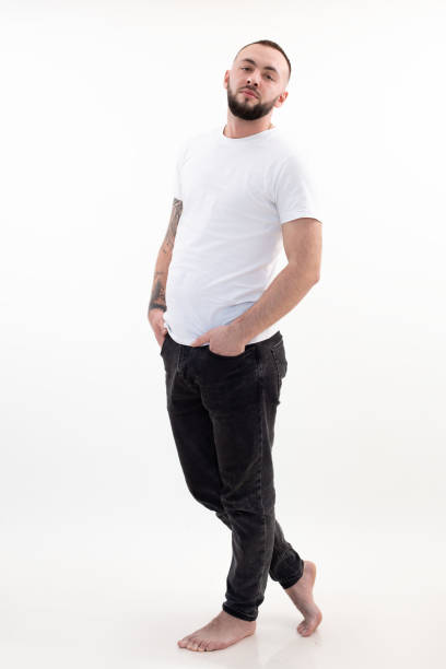 foto vertical de un hombre atractivo, fresco y guapo con barba y tatuaje. moda casual. belleza corporal positiva - stubble men tattoo sensuality fotografías e imágenes de stock