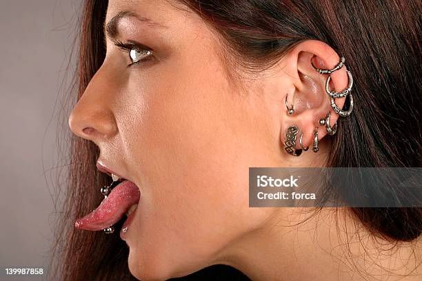 Photo libre de droit de Femme Avec Clous banque d'images et plus d'images libres de droit de Piercing - Piercing, Boucle d'oreille, Tirer la langue