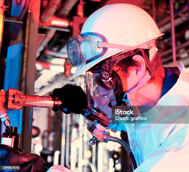 Завод Работника — стоковые фотографии и другие картинки Защищённость - Защищённость, Химический завод, Работник физического труда