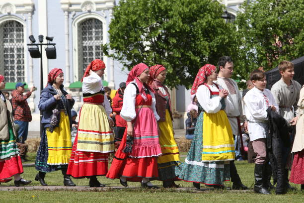 filles, femmes, hommes vêtus de vêtements de style folklorique russe. open v festival de compétition panrusse de la culture traditionnelle nationale « tulski zaigrai » au kremlin de toula, ville de toula, russie - russian culture scarf textile shawl photos et images de collection