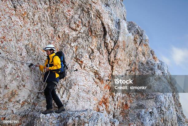 Donna È Ascendente Montagna Via Ferrata - Fotografie stock e altre immagini di Adulto - Adulto, Alpinismo, Ambientazione esterna