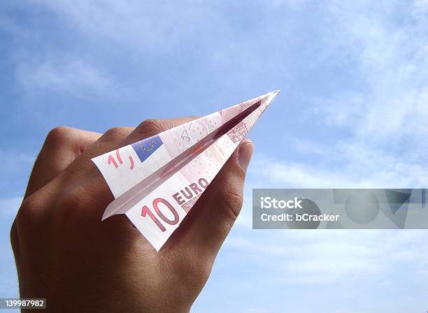 Samolot Euro - zdjęcia stockowe i więcej obrazów Samolot z papieru - Samolot z papieru, Waluta, Banknot