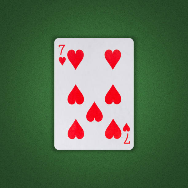 seven of hearts na zielonym pokerowym tle. hazard. karty do gry. - rummy leisure games number color image zdjęcia i obrazy z banku zdjęć