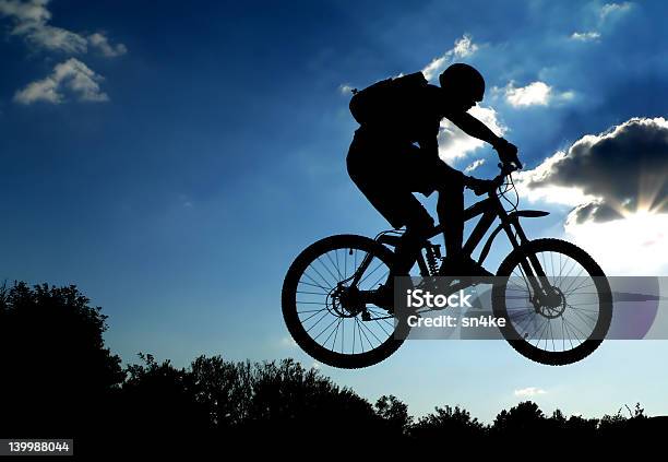 Salta - Fotografias de stock e mais imagens de Andar de Bicicleta de Montanha - Andar de Bicicleta de Montanha, Bicicleta de montanha, Criança