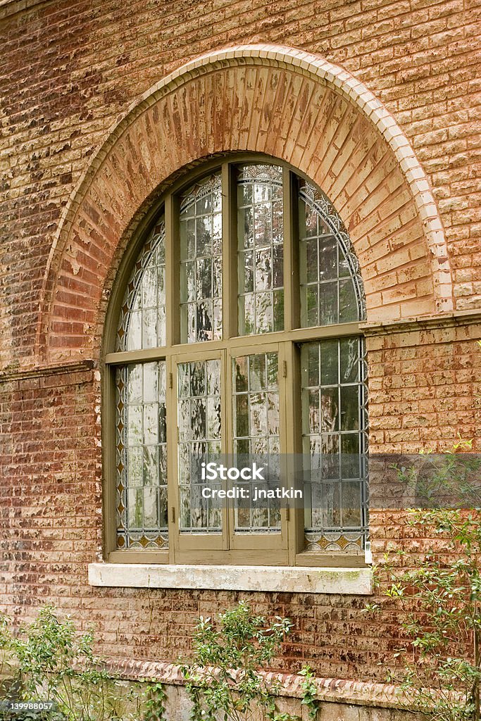 Pared de ladrillo con ventana - Foto de stock de Arbusto libre de derechos