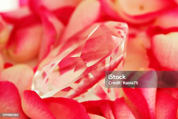 Diamante Sobre Pétalas De - Fotografias de stock e mais imagens de Amor - Amor, Beleza, Beleza natural