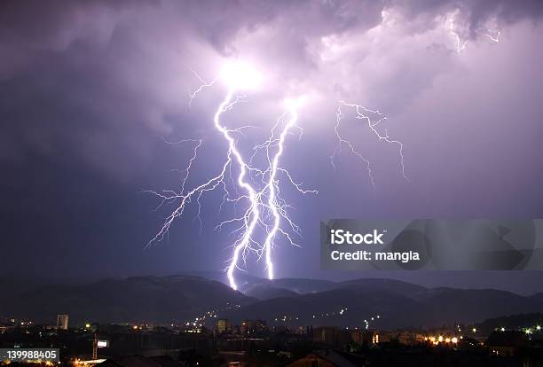 Lightning Foto de stock y más banco de imágenes de Aire libre - Aire libre, Cielo, Cielo dramático