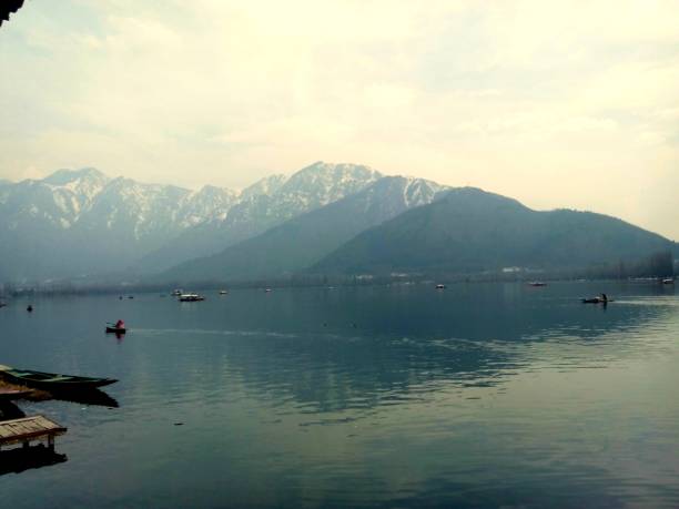 istock Lake view in city 1399884321