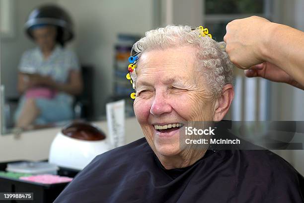 Senior Im Beauty Salon Stockfoto und mehr Bilder von Alter Erwachsener - Alter Erwachsener, Friseursalon, Seniorinnen