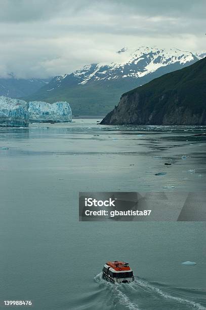 Łódka Się Lodowiec Hubbard - zdjęcia stockowe i więcej obrazów Góra lodowa - formacja lodowa - Góra lodowa - formacja lodowa, Inwigilacja, Badanie
