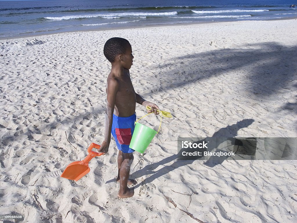 섀도스 및 모래 한 남자아이's beach - 로열티 프리 가벼운 스톡 사진
