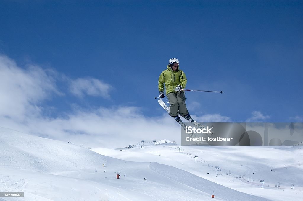 Skifahrer springt hoch in der Luft - Lizenzfrei Aktivitäten und Sport Stock-Foto