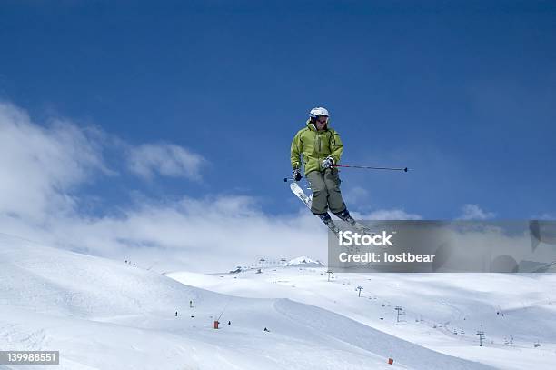 Skifahrer Springt Hoch In Der Luft Stockfoto und mehr Bilder von Aktivitäten und Sport - Aktivitäten und Sport, Alpen, Anhöhe