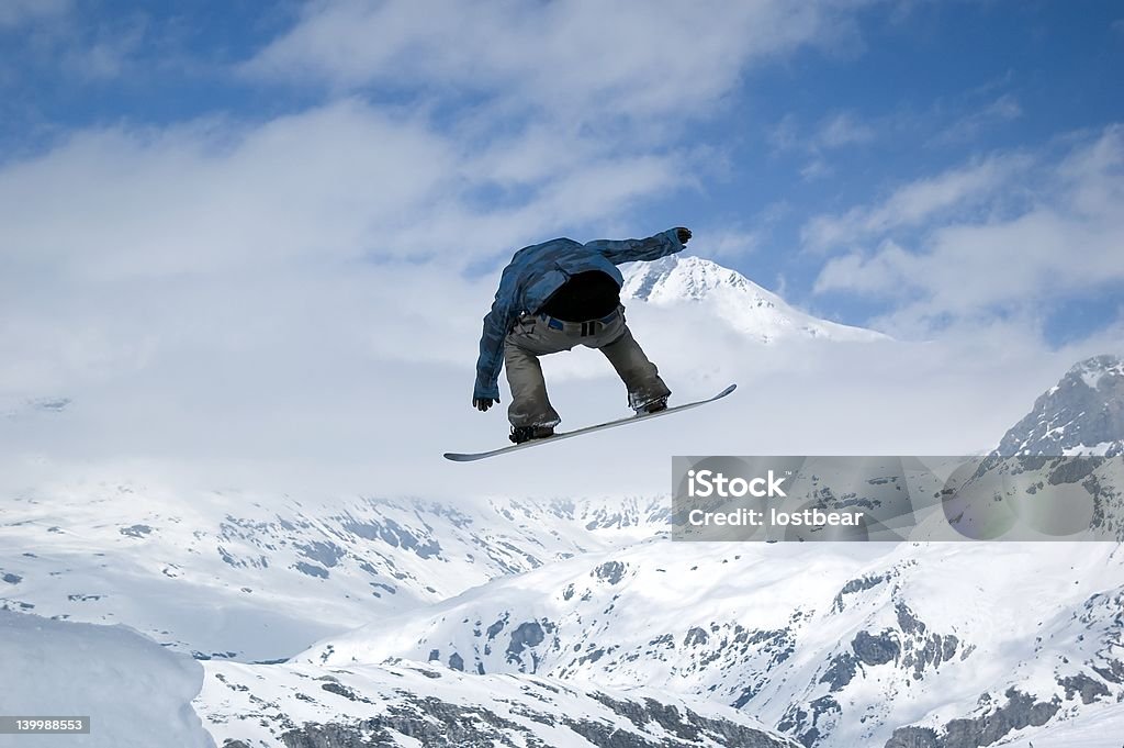 snowboarder saltar alto en el aire - Foto de stock de Actividad libre de derechos