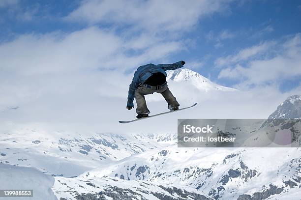 Snowboarder Saltar Alto En El Aire Foto de stock y más banco de imágenes de Actividad - Actividad, Adolescente, Adulto
