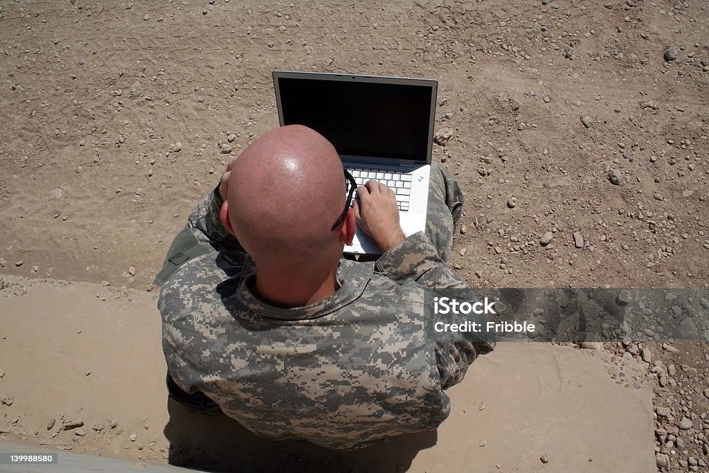 Soldato con computer portatile 2 - Foto stock royalty-free di Personale militare