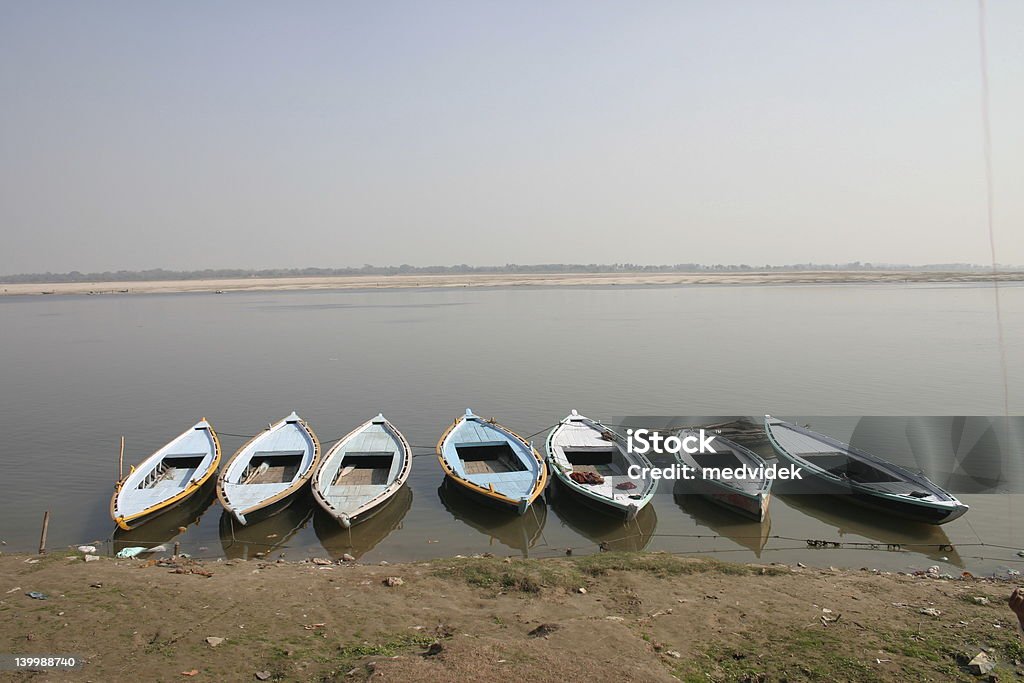 Barche sul fiume sacro Ganga, India - Foto stock royalty-free di Ambientazione esterna