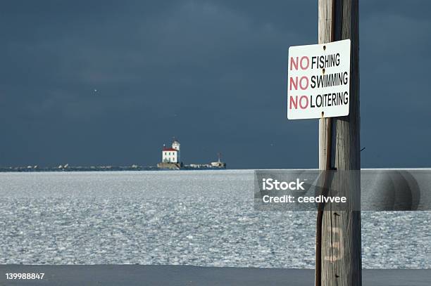 Señal De Prohibido Pescar Foto de stock y más banco de imágenes de Señal de prohibido nadar - Señal de prohibido nadar, Señal de prohibido pescar, Lago