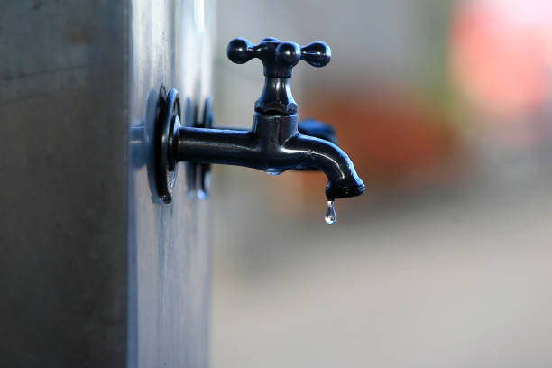 goccia d'acqua nel rubinetto - weir foto e immagini stock