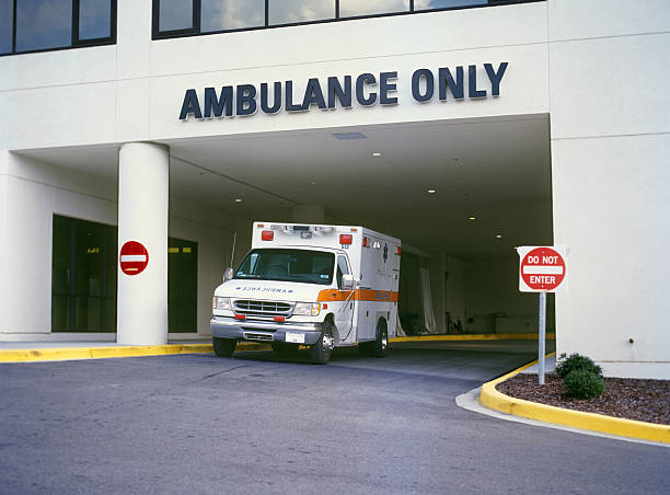 rettungswagen auf er - emergency room accident hospital emergency sign stock-fotos und bilder