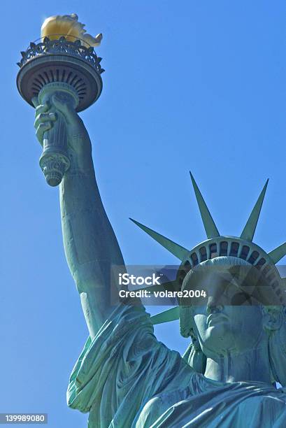 Statua Della Libertà - Fotografie stock e altre immagini di Ambientazione esterna - Ambientazione esterna, Blu, Cielo