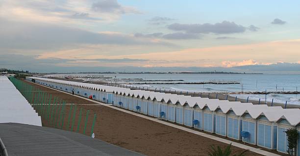 venise avec vue sur la plage - lido photos et images de collection