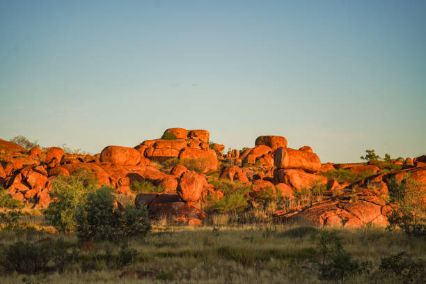 ノーザンテリトリーの悪魔の大理石で岩の上に沈む夕日 - devils marbles ストックフォトと画像