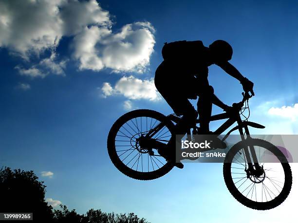 Spring Stockfoto und mehr Bilder von Hochspringen - Hochspringen, Mountainbike, Abenteuer