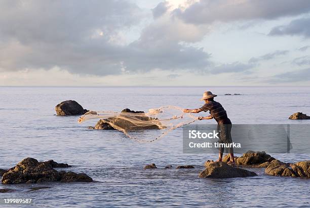 Rybak Na Plaży W Ngwe Saung - zdjęcia stockowe i więcej obrazów Wyspa - Land Feature - Wyspa - Land Feature, Mjanma, Rybactwo