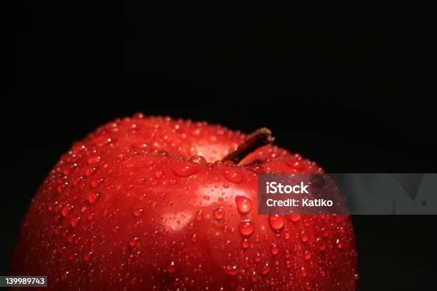 Foto de Maçã Vermelha Dof Raso e mais fotos de stock de Colorido - Colorido, Fundo preto, Maçã