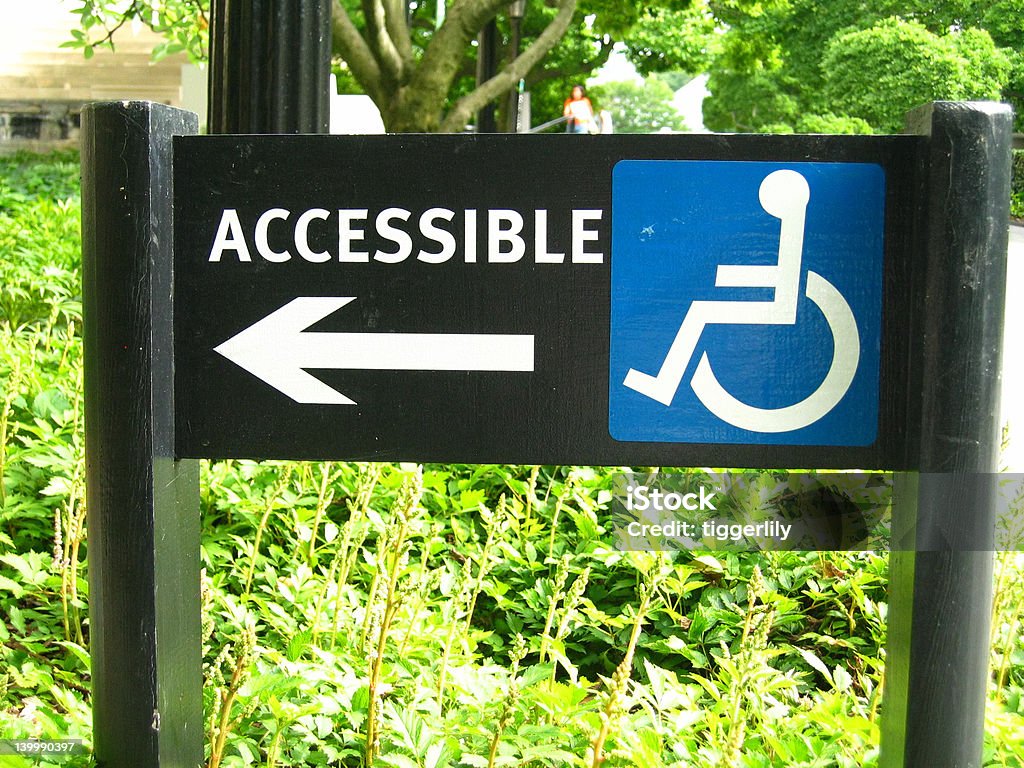 휠체어 장애인용 팻말 왼쪽을 가리키는 - 로열티 프리 Left Turn 스톡 사진