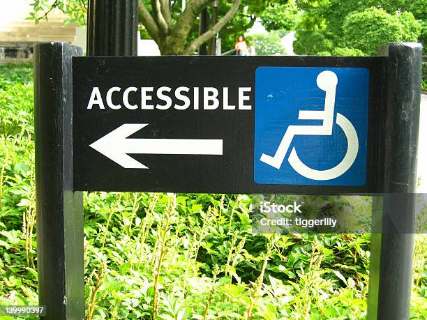 Znak Z Dostępem Dla Wózków Inwalidzkich Wskazując W Lewo - zdjęcia stockowe i więcej obrazów Dostępność