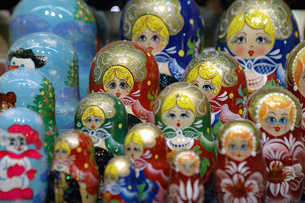 poupée russe (matryoshka) - figurine russian nesting doll russia russian culture photos et images de collection