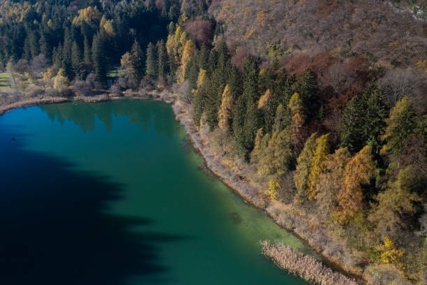 istock Autunno sul lago 1399906605