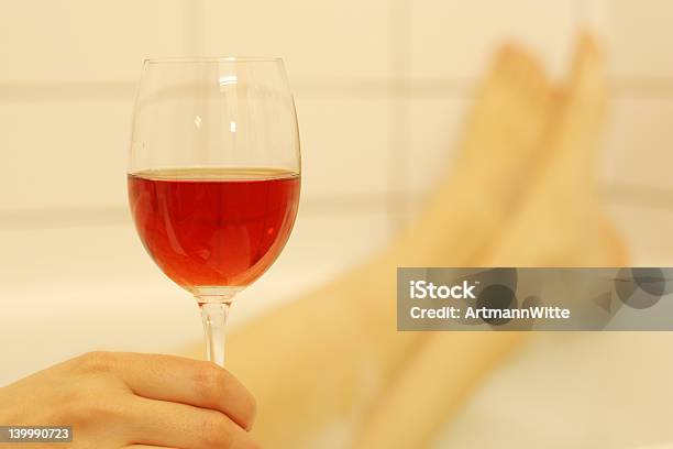 Glas Wein Im Badezimmer Stockfoto und mehr Bilder von Alkoholisches Getränk - Alkoholisches Getränk, Badewanne, Badezimmer