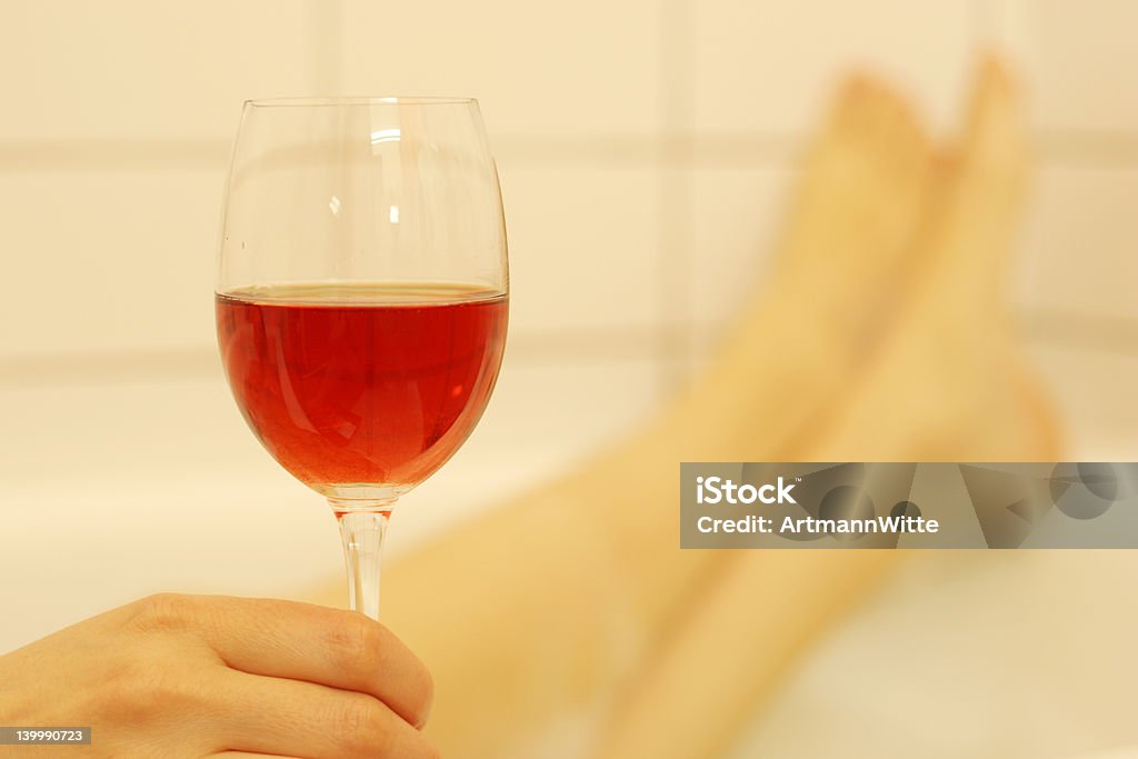 Taça de vinho no banheiro - Foto de stock de Adulto royalty-free