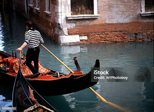 Gondoliere A Venezia Italia - Fotografie stock e altre immagini di Canal Grande - Venezia - Canal Grande - Venezia, Canale, Capitali internazionali