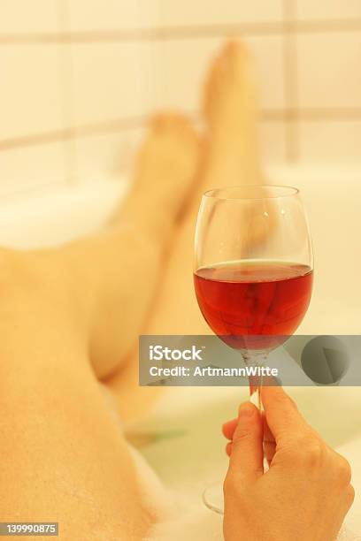 Belo Copo De Vinho - Fotografias de stock e mais imagens de Adulto - Adulto, Banheira, Banho de Espuma