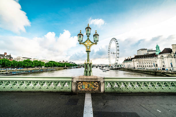 westminster bridge et thames à londres - westminster bridge photos et images de collection