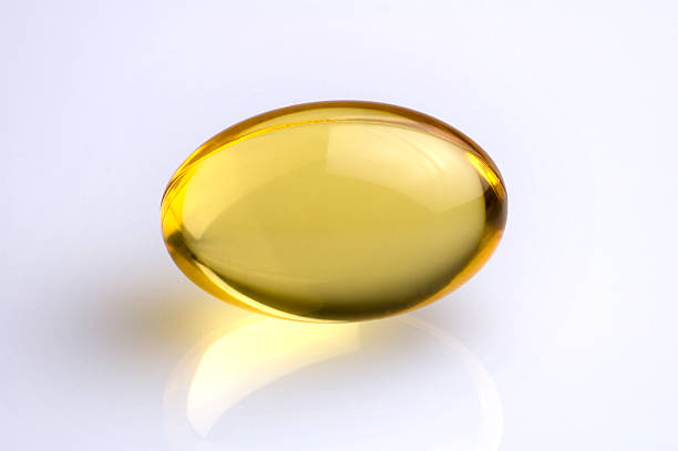 肝油 - fish oil vitamin pill cod liver oil nutritional supplement ストックフォトと画像