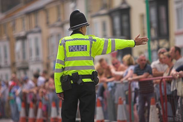 trafic de police homme - british transport police photos et images de collection