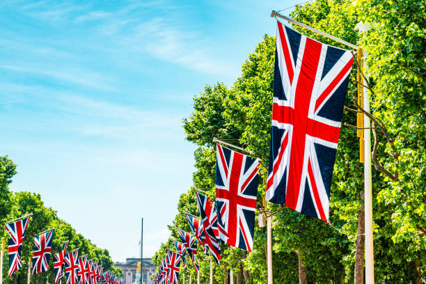 el centro comercial en westminster de la ciudad de londres - british flag london england flag british culture fotografías e imágenes de stock