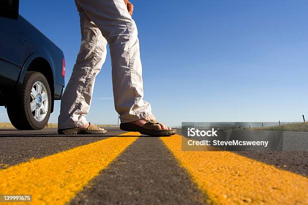 Foto de Cruzando A Linha e mais fotos de stock de Adulto - Adulto, Amarelo, Andar