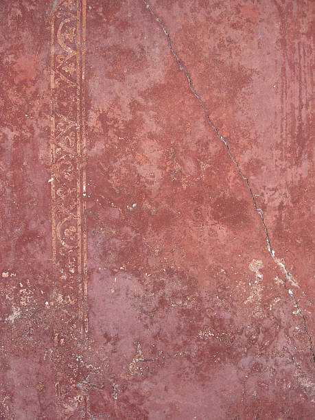 römische art von pompeji: antike verzierte wand mit frieze - roman italian culture wall textured stock-fotos und bilder