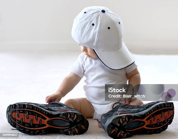 Foto de Eu Cresci e mais fotos de stock de Sapato - Sapato, Grande, Bebê