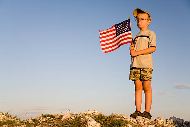 bandeira dos estados unidos da américa e menino - american flag star shape striped fourth of july imagens e fotografias de stock