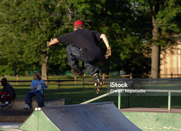 Patinagem Em Linha - Fotografias de stock e mais imagens de Patins em Linha - Patins em Linha, Parque público, Adolescente