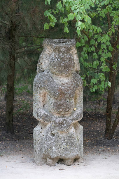 istock Stone ancient woman antiquated ruins statue 1399922381